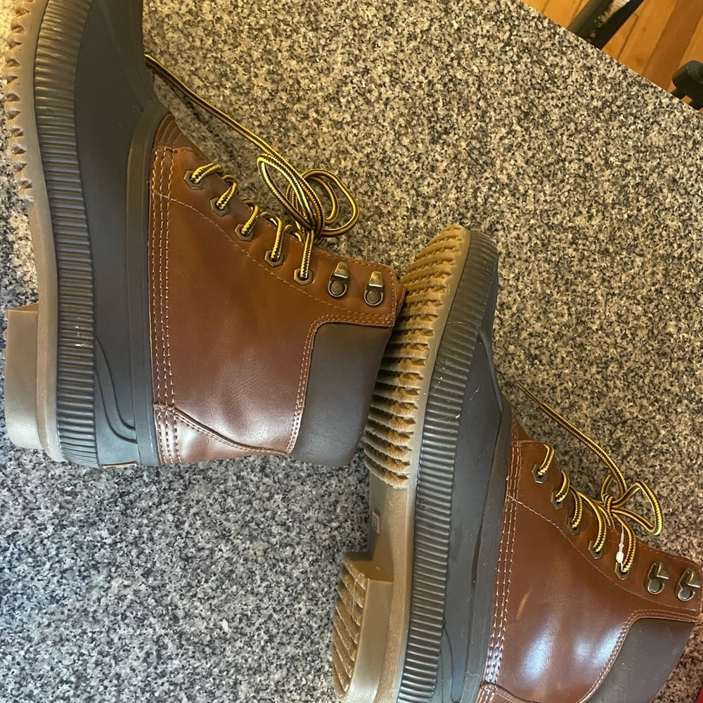 Tommy Hilfiger men’s boots size 9 slightly used great condition